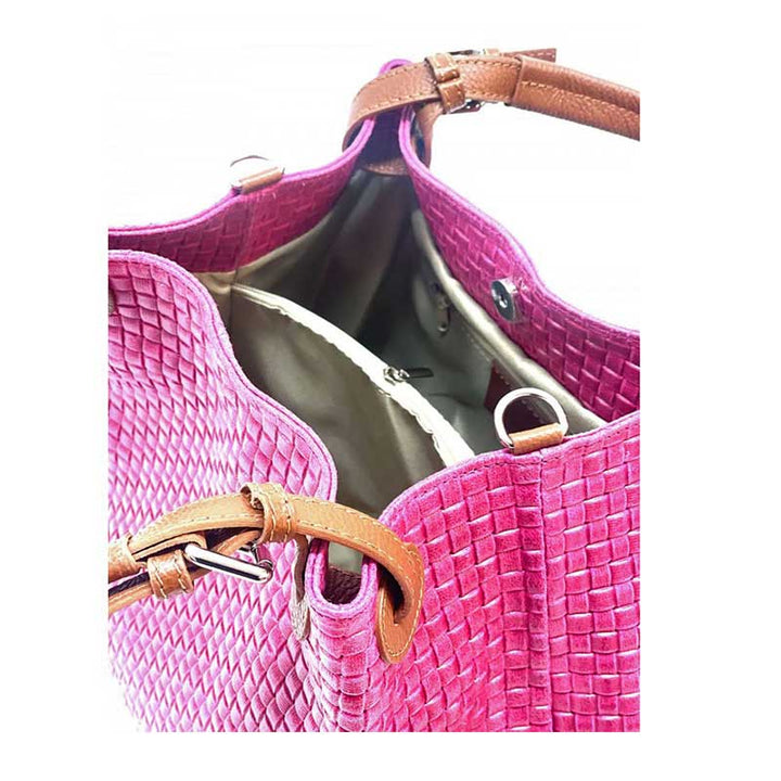 Designertasche pink aus geflochtenem Kalbsleder offen